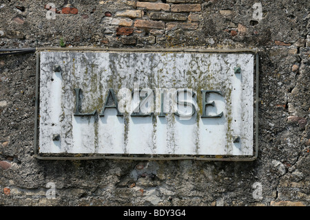 Stein zu unterzeichnen, an der Stadtmauer mit der Aufschrift Lazise, Gardasee, Italien, Europa Stockfoto