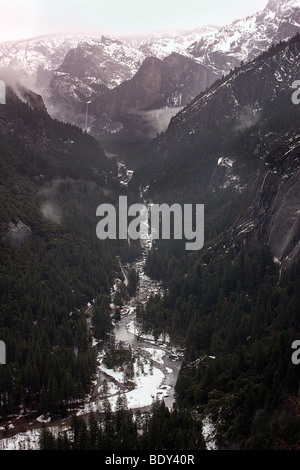 Bridalveil Falls und Kathedrale Felsen dienen als Kulisse für die gewundenen Merced River, Yosemite-Nationalpark, Kalifornien, USA. Stockfoto