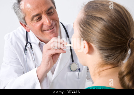 Arzt untersucht ein junger Patient Mund Stockfoto