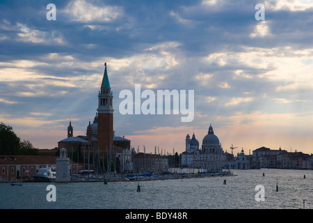 Der Turm der Kirche San Giorgio Maggiore und die Kuppeln der Kirche der Santa Maria della Salute aus dem Bacino di San Marc Stockfoto