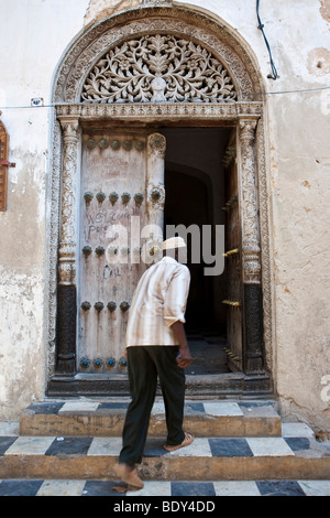 Typische arabische Tür in Stonetown, Stone Town, Sansibar, Tansania, Afrika Stockfoto