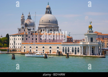 Blick auf die Kuppeln der Kirche Santa Maria della Salute aus Canale della Giudecca, Venedig, Italien, Europa Stockfoto