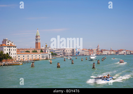 Ansicht von Venedig mit dem Turm des Campanile von San Marco und Punta della Dogana, von Canale della Giudecca, Venedig, Italien, Euro Stockfoto