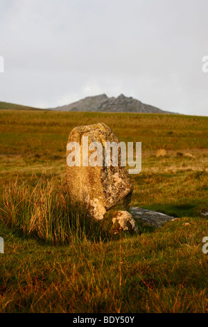 Standing Stones in Stannon Stone Circle, Bodmin Moor mit groben Tor im Hintergrund, Cornwall, England Stockfoto