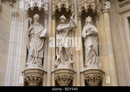 Skulpturen, Details der Eingang der Kathedrale von Zagreb, Zagrebacka Katedrala Kaptol, Gornji Grad, Zagreb, Kroatien, Europa Stockfoto