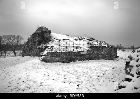 Römische Mauer bei Silchester; Calleva Atrebatum römische Stadt im Winterschnee. Das Südtor. Stockfoto