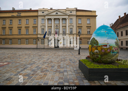 Riesen Osterei aus dem Herzen von kroatischen naiven Künstler vor dem Parlament von Kroatien, Hrvatski Sabor, Markova Trg, Stockfoto