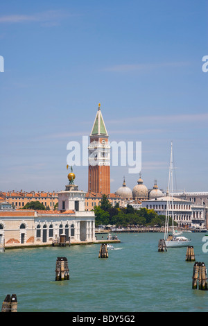 Ansicht von Venedig mit Campanile von San Marco, Punta della Dogana, Basilika San Marco von Canale della Giudecca, Venedig, Italien Stockfoto