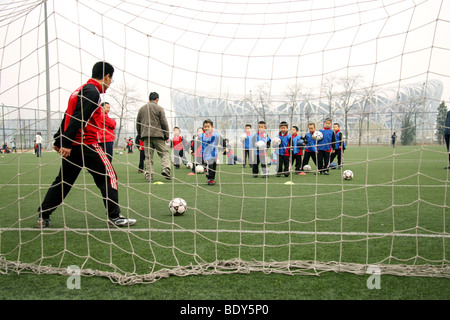 Oriental-Kinder spielen Fußball, China Stockfoto