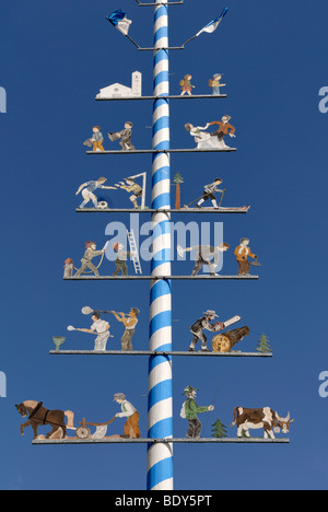 Maibaum mit Darstellungen von Arbeit und Freizeit, Lindberg in der Nähe von Zwiesel, Bayerischer Wald, untere Bayern, Bayern, Deutschland, Euro Stockfoto