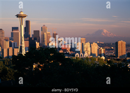 Skyline von Seattle, verließ die Space Needle, im Abendlicht, Seattle, Washington, USA Stockfoto