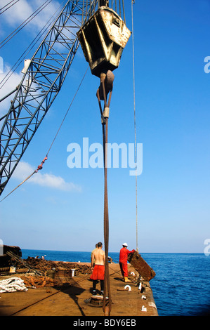 Israel, Bucht von Haifa, Offshore-Rig rettet die Reste der israelischen Frachter "Shelly" Stockfoto