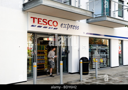 Mann verlassen ein Tesco Express Stockfoto