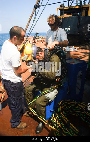 Gewerblicher Taucher aus dem Mittelmeer. Kabel von der Oberfläche liefern Strom für das Licht, Stockfoto