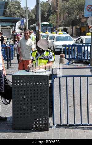 Israel, Jerusalem, Polizistin im Dienst am Eingang zum zentralen Busbahnhof Stockfoto