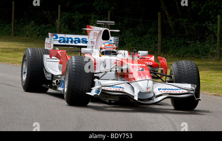 Timo Glock das 2008 Toyota TF108 F1-Auto zu fahren, beim Goodwood Festival of Speed, Sussex, UK. Stockfoto