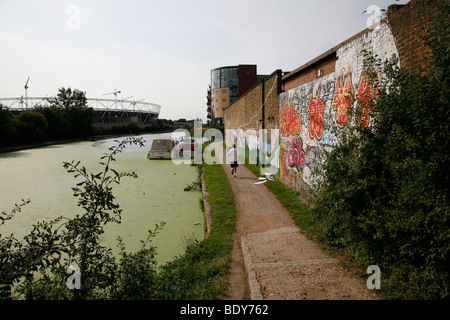 Blick auf das Olympiastadion von Fluß Lea, Hackney Wick, London, UK Stockfoto