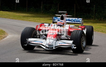 Timo Glock das 2008 Toyota TF108 F1-Auto zu fahren, beim Goodwood Festival of Speed, Sussex, UK. Stockfoto