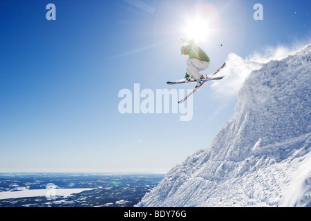Mann in grün, die Sendezeit bekommen. Stockfoto