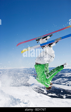 Mann in grün, Kopf & Mitte Flug. Stockfoto