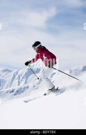 Frau in rot & weißen Outfit abseits der Piste. Stockfoto