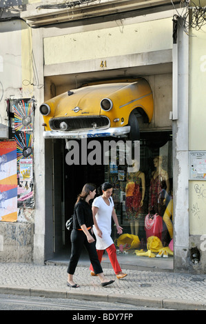 Vorderen Teil eines alten Autos vor einem Schaufenster im Chiado Viertel von Lissabon, Portugal, Europa Stockfoto