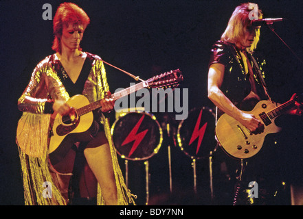 DAVID BOWIE als Ziggy Stardust mit Mick Ronson auf der rechten Seite im Jahre 1972 Stockfoto