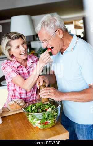 Älteres paar bereitet Salat Stockfoto