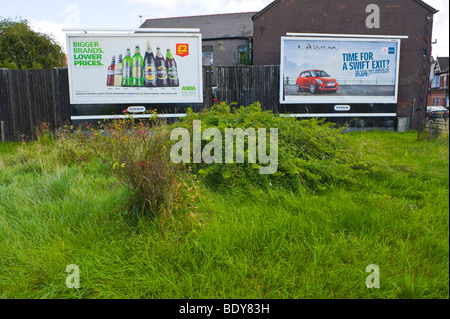 TITAN-Billboards für Asda und Suzuki Swift in UK Stockfoto