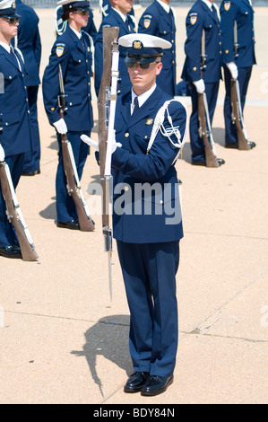 Der US Coast Guard Silent Bohrer Team, Bestandteil der Ehrengarde, erklingt in der Jefferson Memorial in Washington, DC. Stockfoto