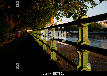 Thames Path läuft an der Themse an Bischöfe Park, Fulham, London, UK Stockfoto