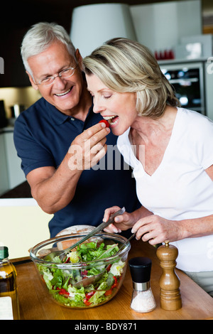 Älteres paar bereitet Salat Stockfoto