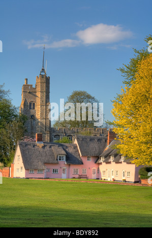 England-Suffolk Cavendish Hyde Park Ecke rosa strohgedeckten Hütten Church of St Mary Stockfoto