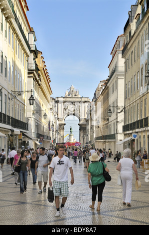 Touristen-shopping in der Fußgängerzone Rua Augusta, Stadtteil Baixa, Lissabon, Portugal, Europa Stockfoto