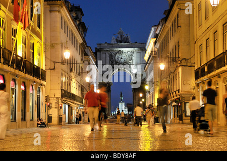 Rua Augusta Straße bei Nacht, Fußgängerzone und Einkaufsmeile Meile, Viertel Baixa, Lissabon, Portugal, Europa Stockfoto