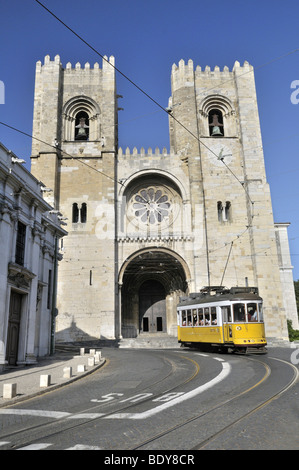 Gelben Straßenbahn vor der Catedral Sé Patrizierhaeuser Kathedrale, Lissabon, Portugal, Europa Stockfoto