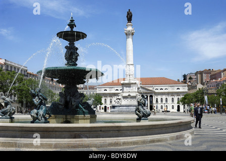 Bronze Brunnen und Statue von König Pedro IV im Platz Praca Rossio, Stadtteil Baixa, Lissabon, Portugal, Europa Stockfoto