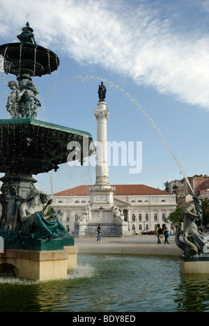 Bronze Brunnen und Statue von König Pedro IV im Platz Praca Rossio, Stadtteil Baixa, Lissabon, Portugal, Europa Stockfoto