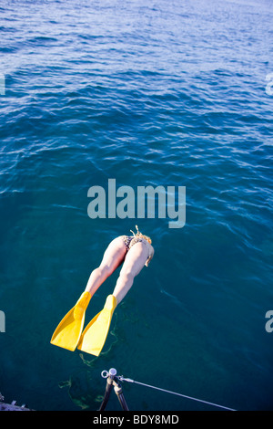 Frau mit flossen ins Wasser springen Stockfoto