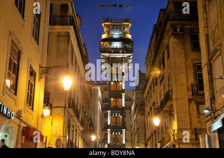 Aufzug in der Nacht, Elevador de Santa Justa oder Elevador do Carmo, verbinden die Stadtteile Baixa und Chiado, Lissabon, Portugal Stockfoto