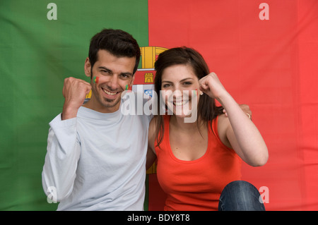 Paar lächelnd mit portugiesischer Flagge Stockfoto