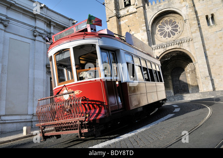 Rote Straßenbahn vor der Catedral Sé Patrizierhaeuser Kathedrale, Lissabon, Portugal, Europa Stockfoto