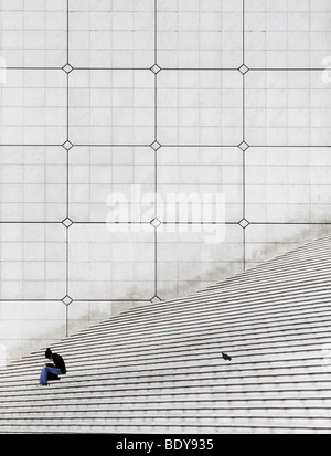 Frau und Taube auf Treppen, La Grande Arche, La Defense, Paris, Frankreich, Europa Stockfoto