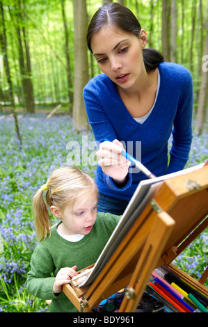 Mutter und Tochter, die Malerei im freien Stockfoto