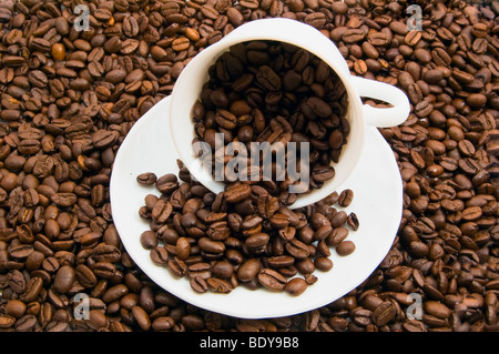 Kaffeebohnen in der Tasse auf Ernte Hintergrund Stockfoto