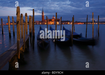 Gondeln im Morgengrauen, Markusplatz, Venedig, Italien, Europa Stockfoto