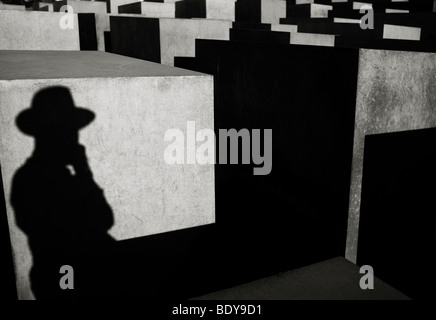 Schatten einer Person trägt einen Hut, Stelen-Feld, Holocaust-Mahnmal, Berlin, Brandenburg, Deutschland, Europa Stockfoto