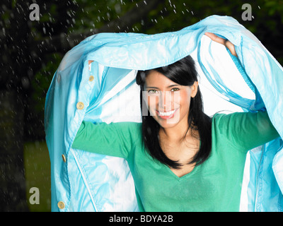 Frau mit Jacke über den Kopf und Regen Stockfoto