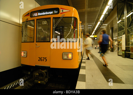 Zwei Passagiere, die nach der neuen u-Bahn-Linie U55, mit einem traditionellen gelben u-Bahn Carrriage, Brandenburger Tor Station, Berlin Stockfoto