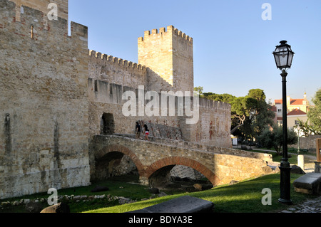 Eingangsbereich der ursprünglich maurischen Burg Castelo Sao Jorge, Lissabon, Portugal, Europa Stockfoto